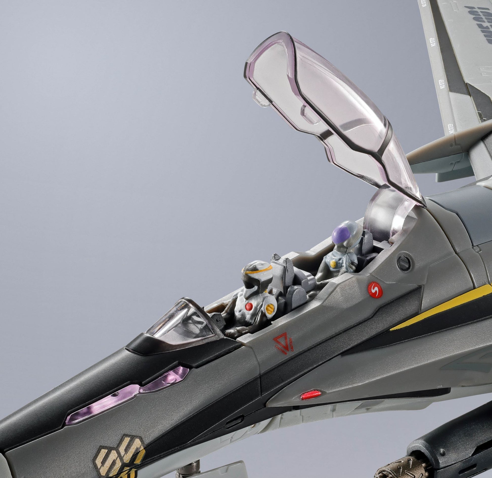 Macross DX CHOGOKIN VF-25S Armored Messiah Valkyrie (Ozma Lee) Revival Ver. showing cockpit