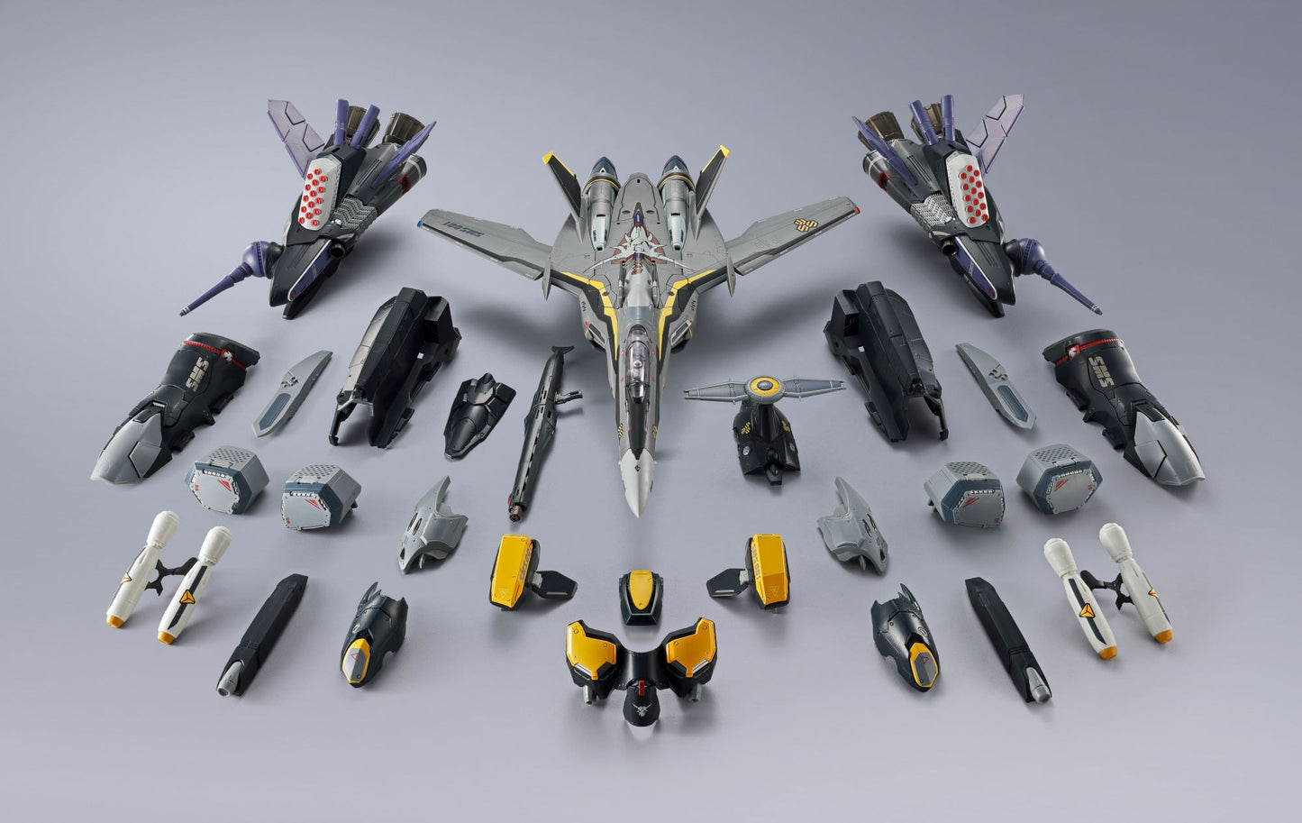 Macross DX CHOGOKIN VF-25S Armored Messiah Valkyrie (Ozma Lee) Revival Ver. showing all of the accessories