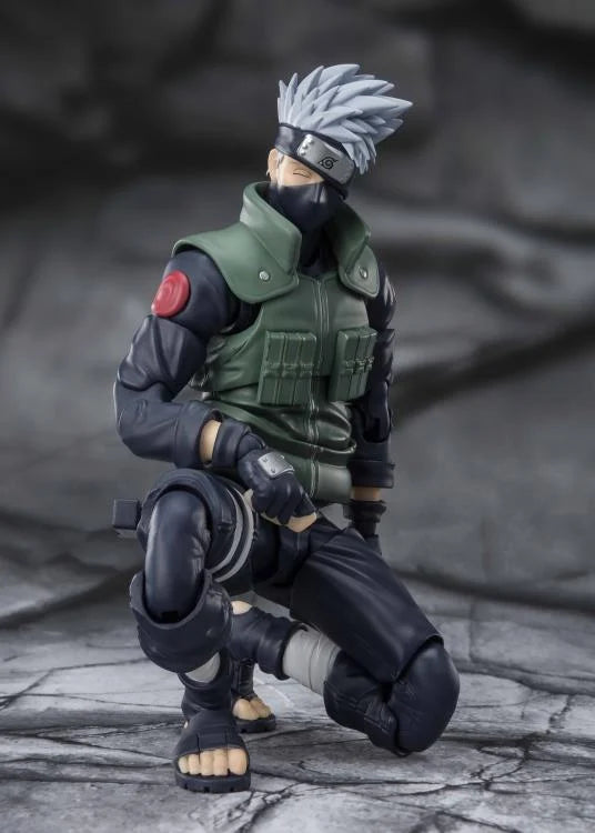 Naruto: Shippuden S.H.Figuarts Kakashi Hatake kneeling with smile